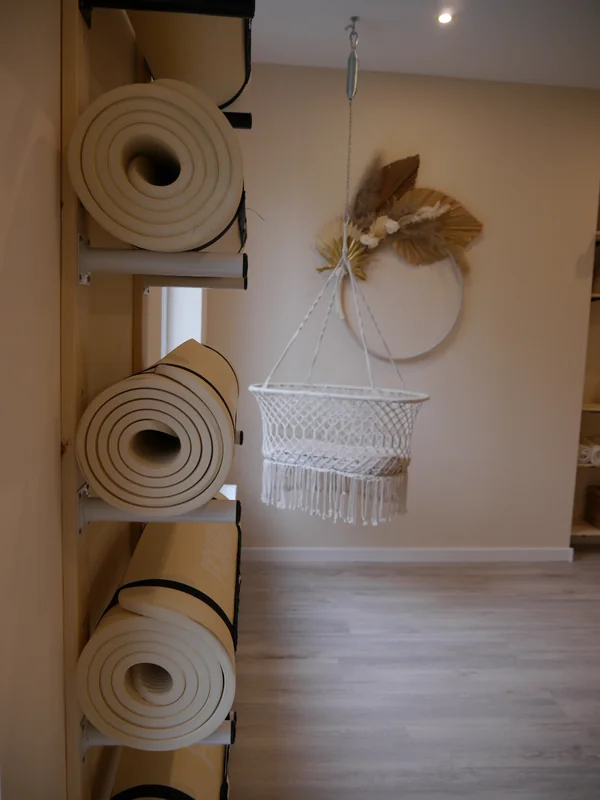 Kursraum mit Yogamatten und Trockenblumenkranz