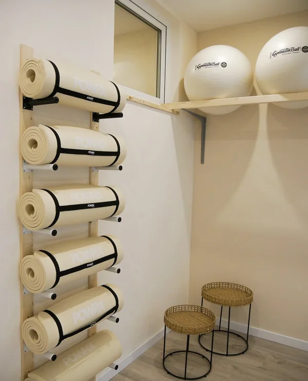 Yogamatten-Wand und Pezzibälle im Kursraum