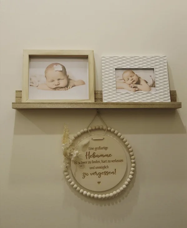 Newborn-Bilder über dem Hebammen-Spruch